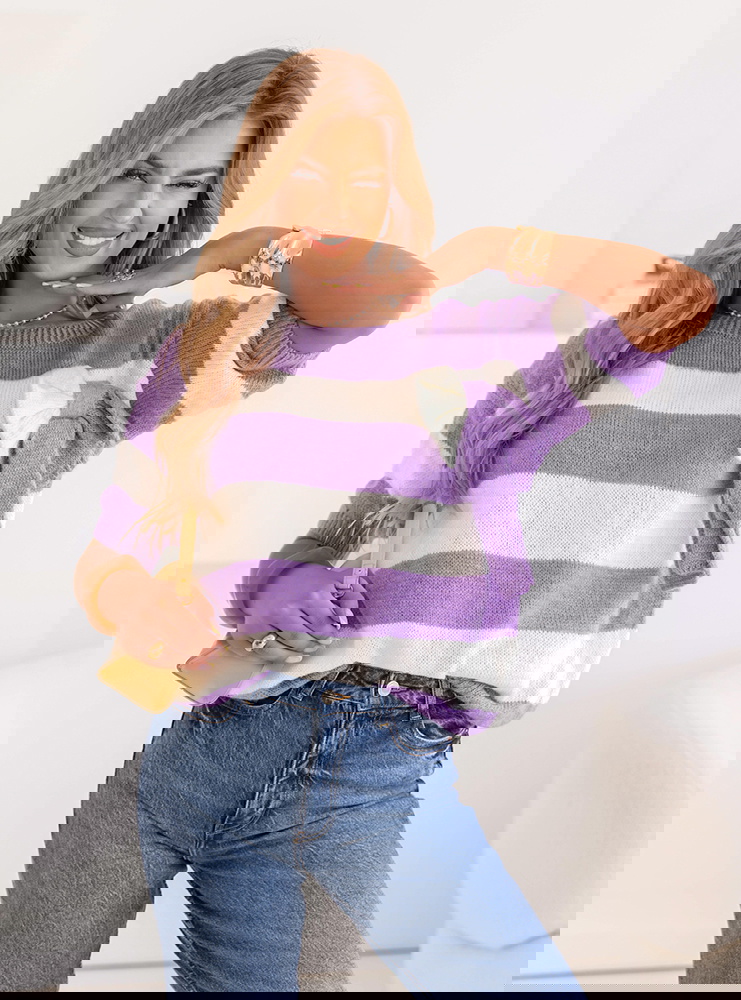 Liliowy sweter w paski z ozdobną...