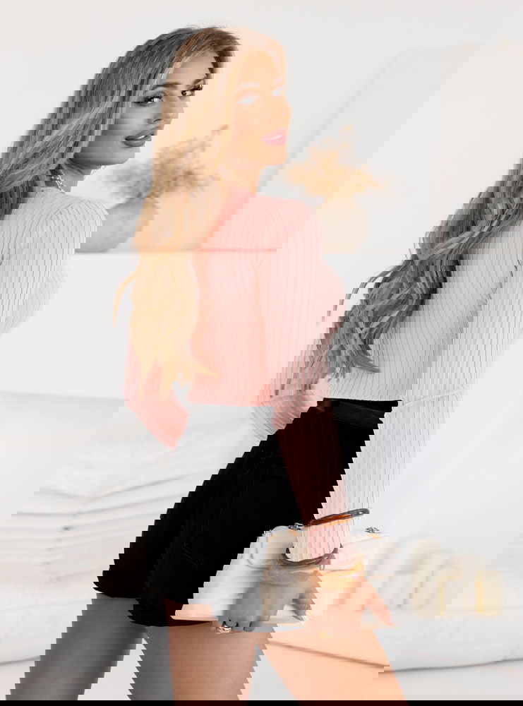 Pudrowy dopasowany sweterek w prążek...