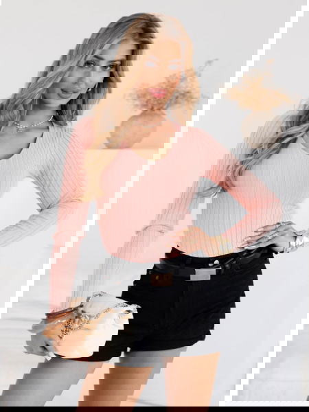 Pudrowy dopasowany sweterek...