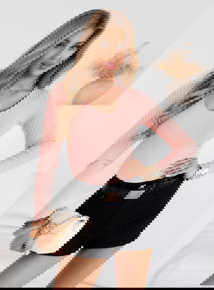 Pudrowy dopasowany sweterek w prążek...