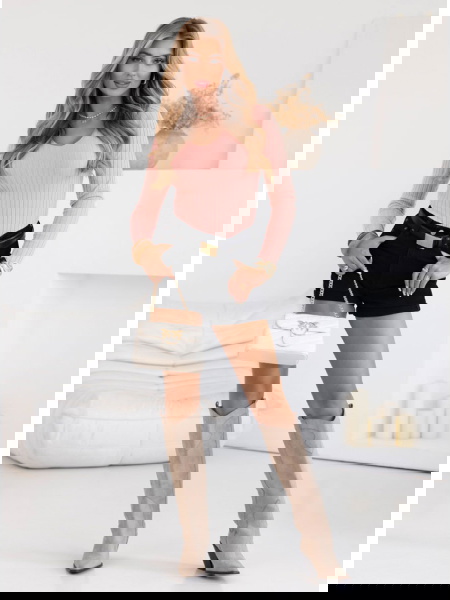 Pudrowy dopasowany sweterek... 2