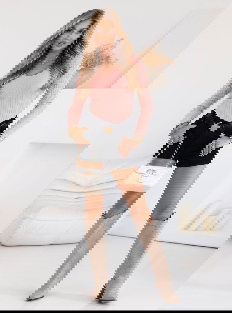 Pudrowy dopasowany sweterek w prążek...