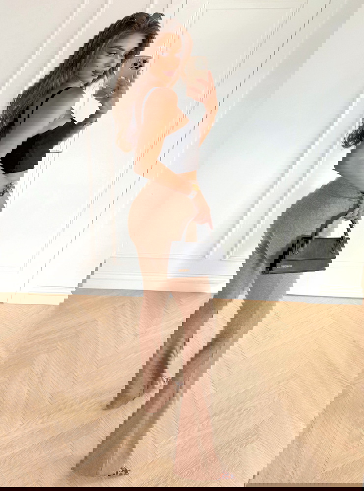 Beżowe prążkowane spodnie z...