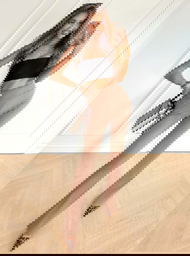 Beżowe prążkowane spodnie z...