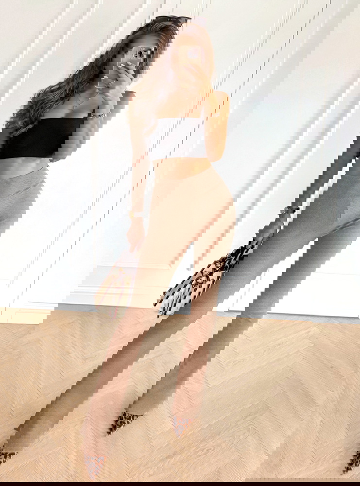 Beżowe prążkowane spodnie z...