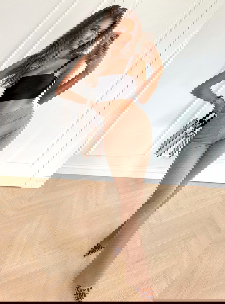 Beżowe prążkowane spodnie z...