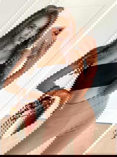 Beżowe prążkowane spodnie z...