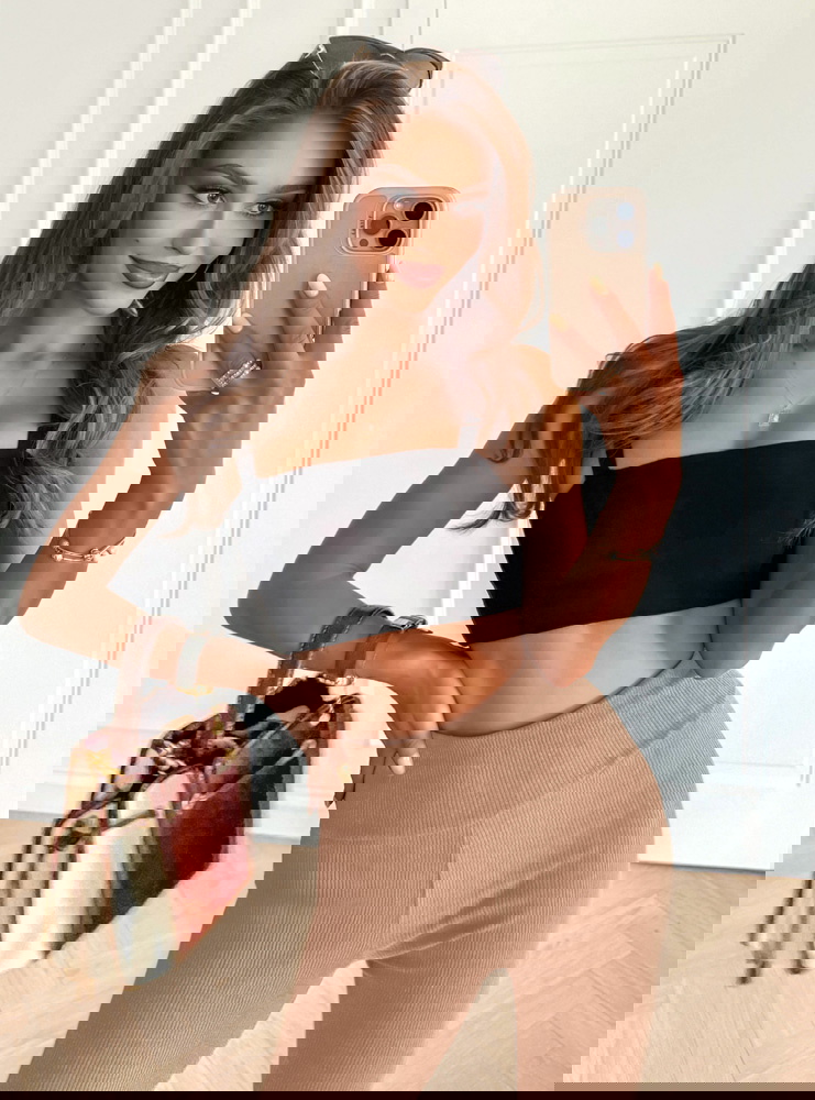 Beżowe prążkowane spodnie z...