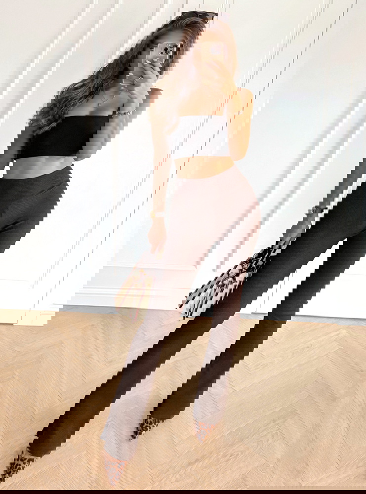 Czekoladowe prążkowane spodnie z...