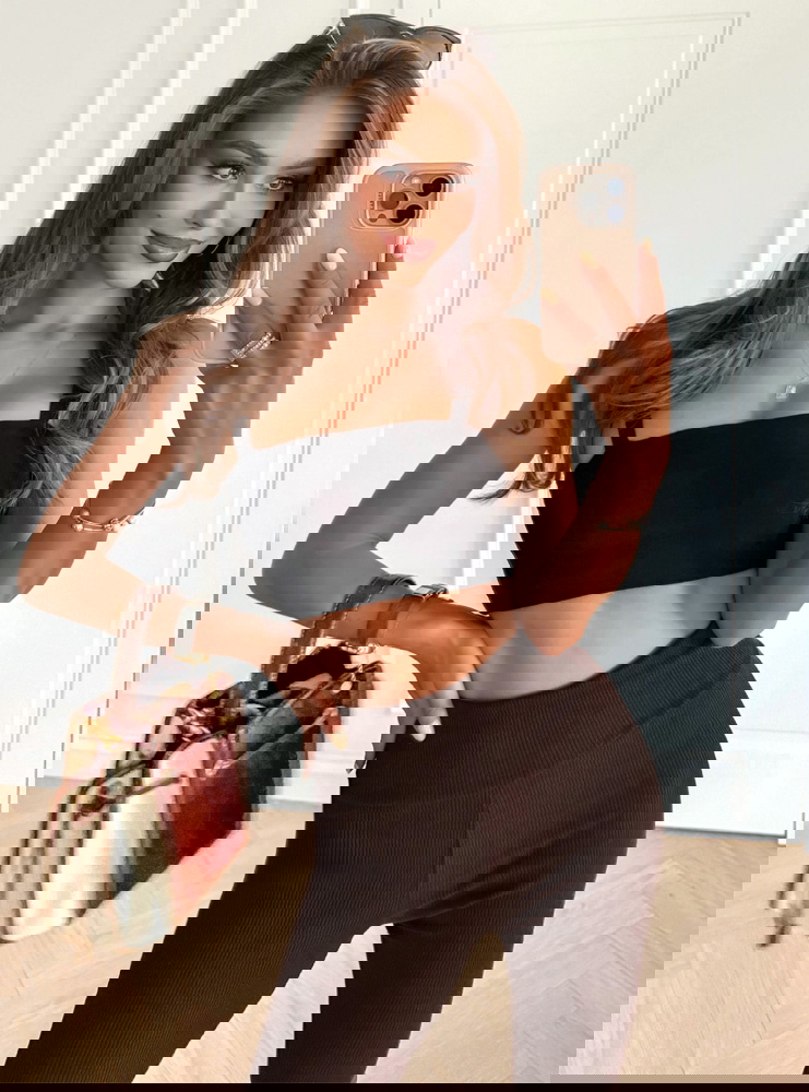 Czekoladowe prążkowane spodnie z...