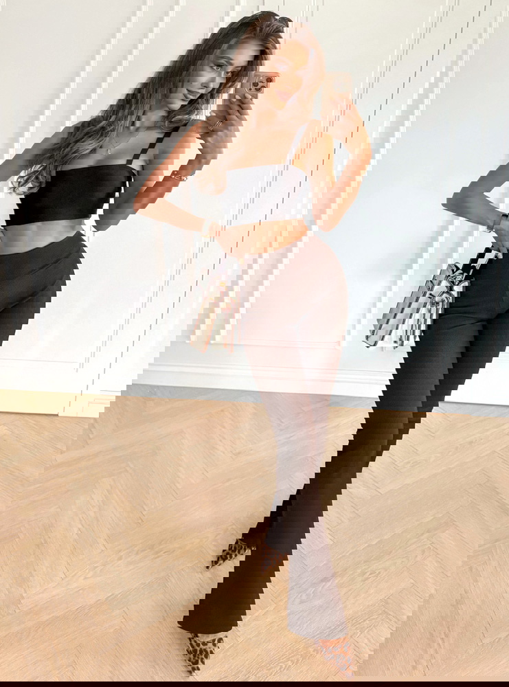 Czekoladowe prążkowane spodnie z...