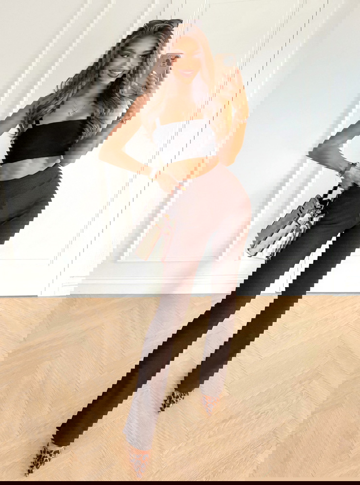 Czekoladowe prążkowane spodnie z...