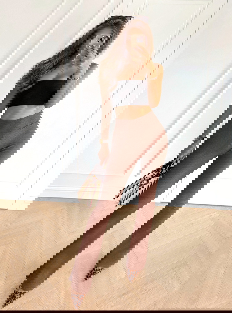 Prążkowane spodnie z rozszerzanymi...