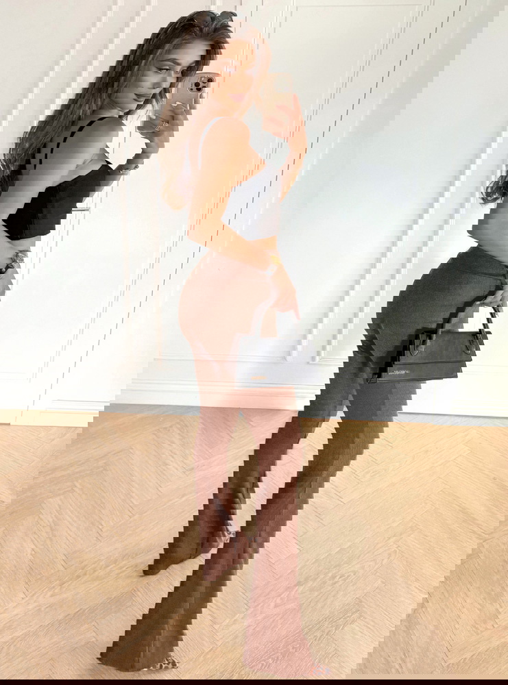 Prążkowane spodnie z rozszerzanymi...