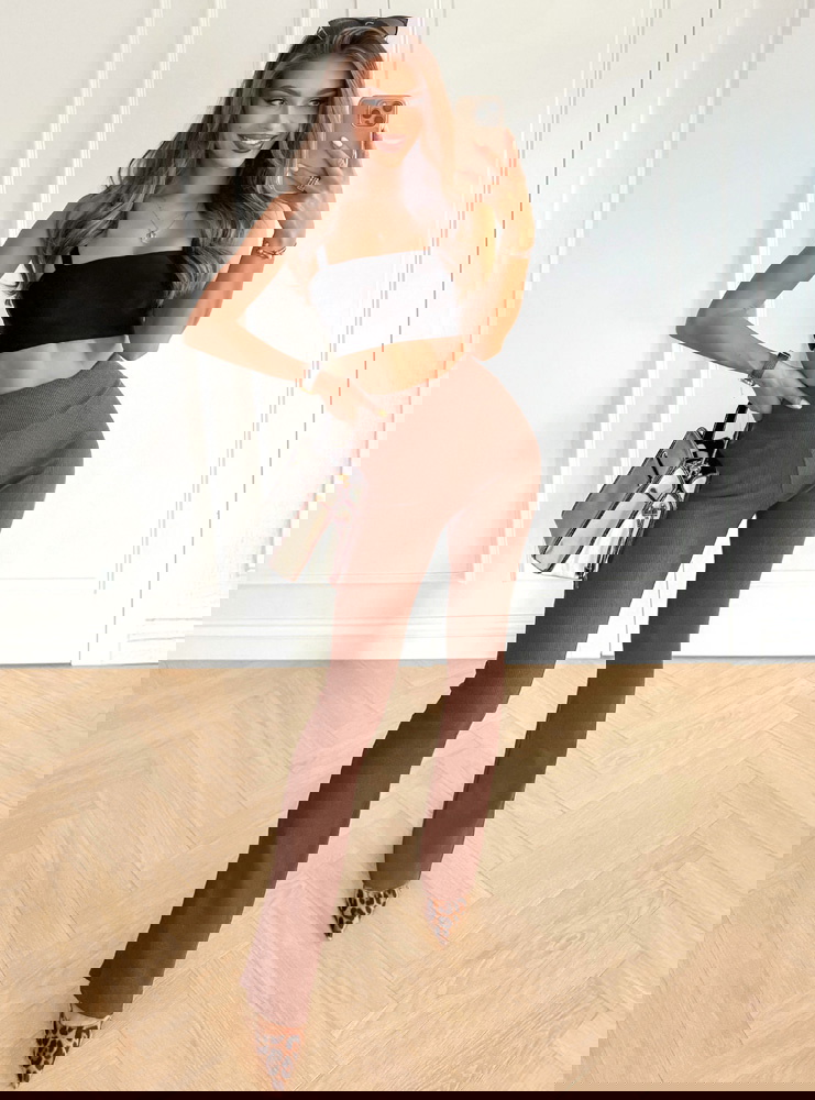 Prążkowane spodnie z rozszerzanymi...