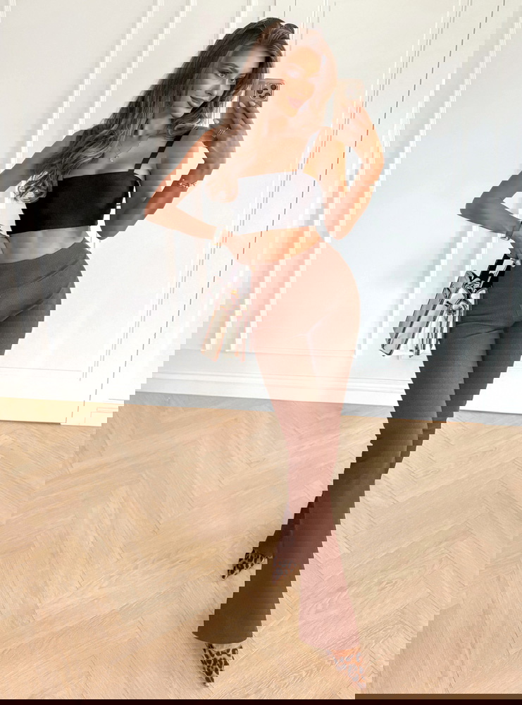 Prążkowane spodnie z rozszerzanymi...