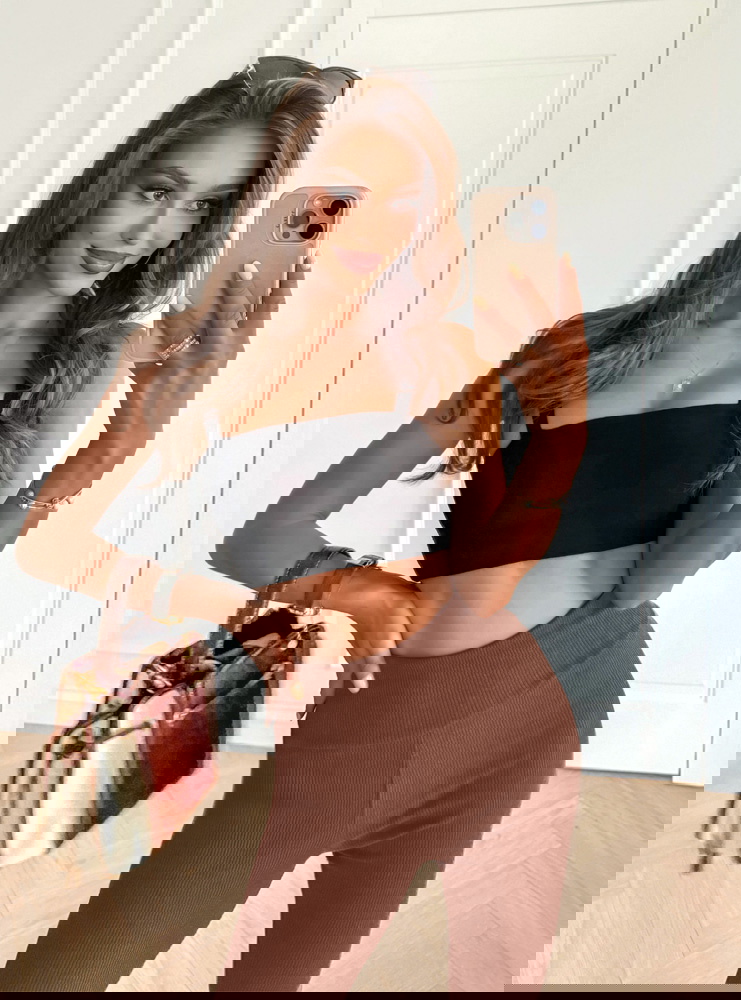 Prążkowane spodnie z rozszerzanymi...