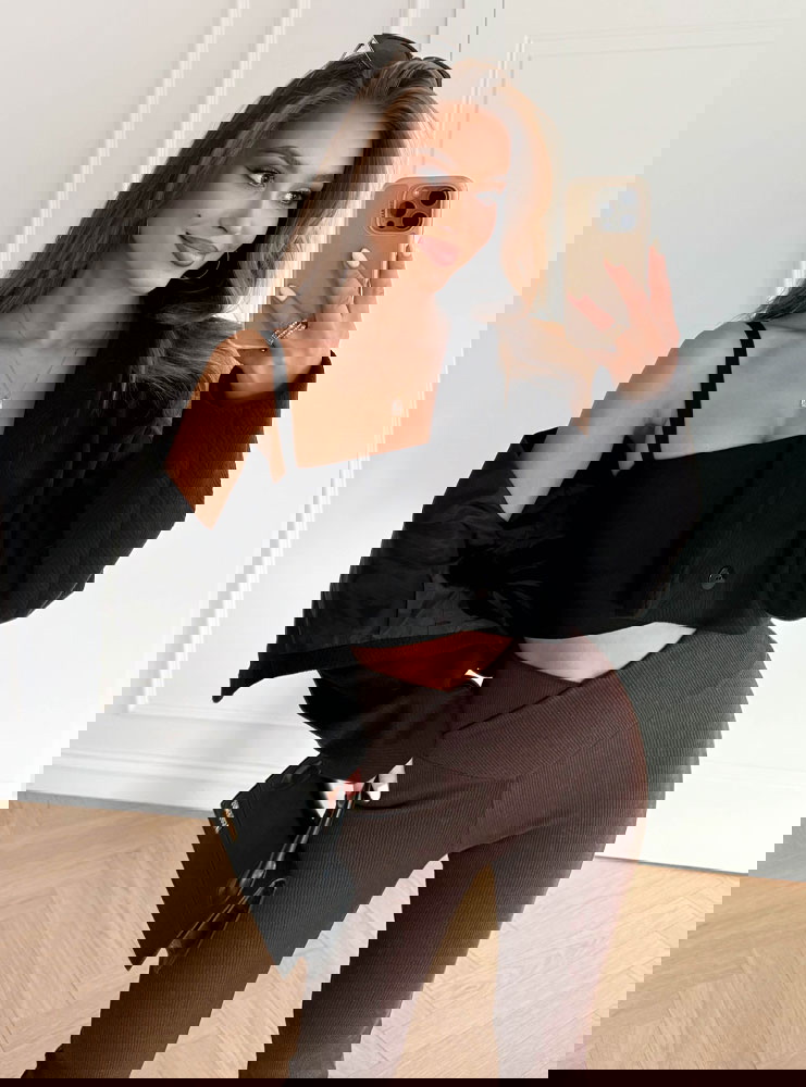 Czekoladowe prążkowane spodnie z...