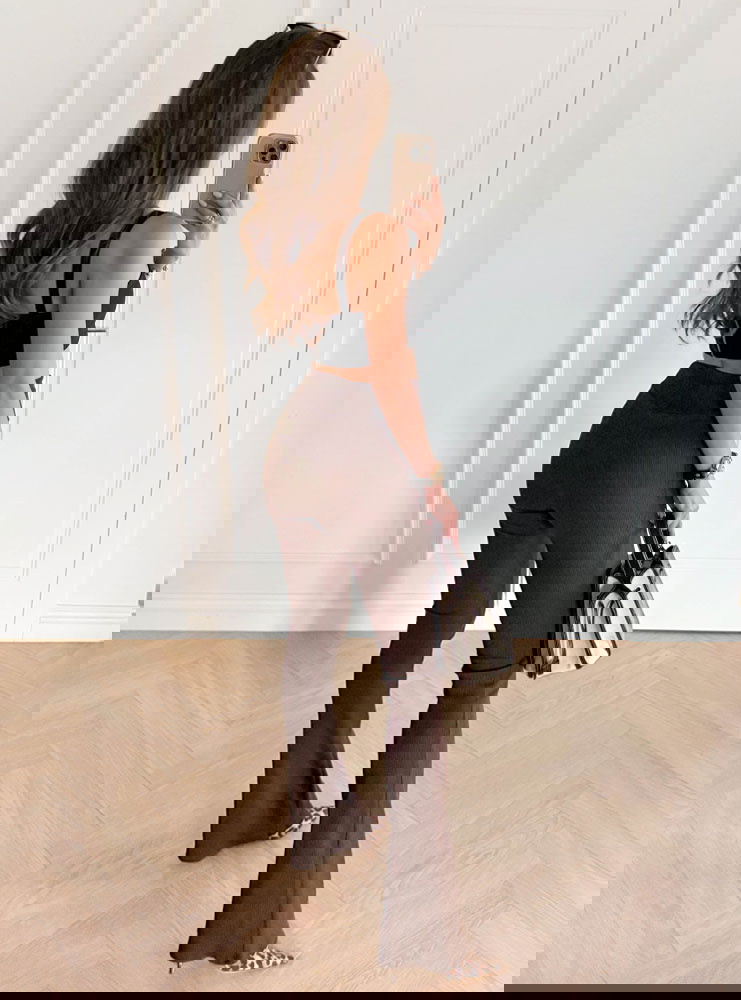 Czekoladowe prążkowane spodnie z...