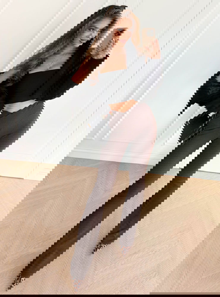 Czekoladowe prążkowane spodnie z...