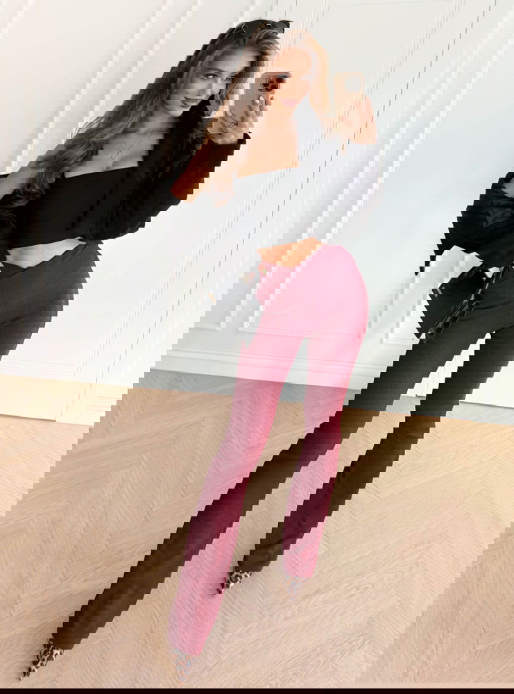 Bordowe prążkowane spodnie z długimi...