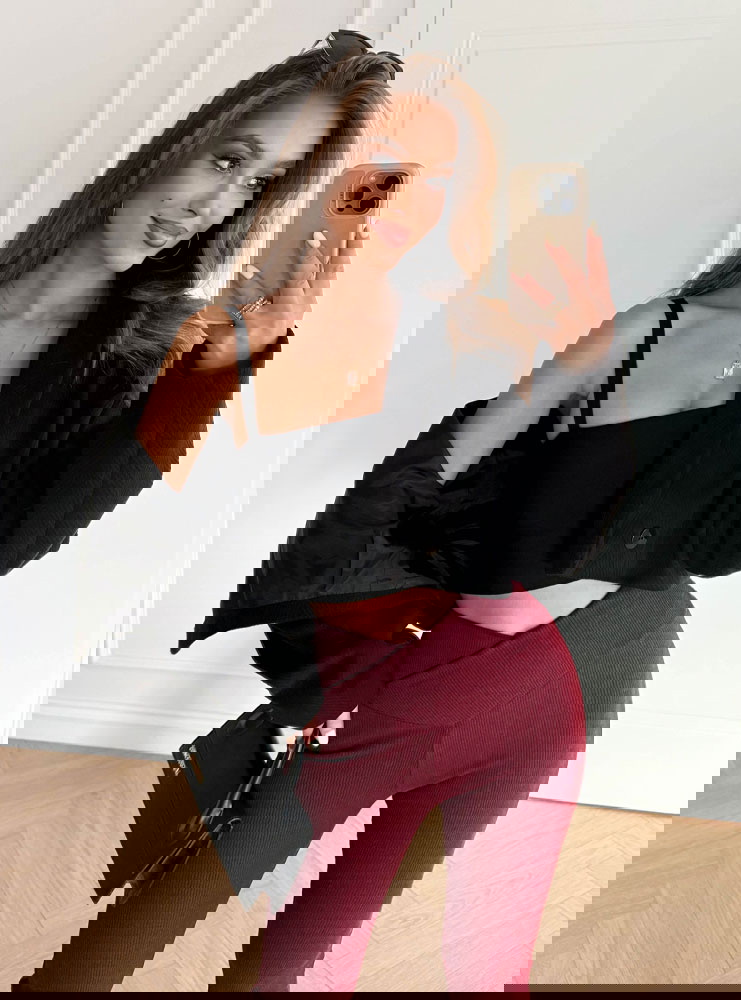 Bordowe prążkowane spodnie z długimi...