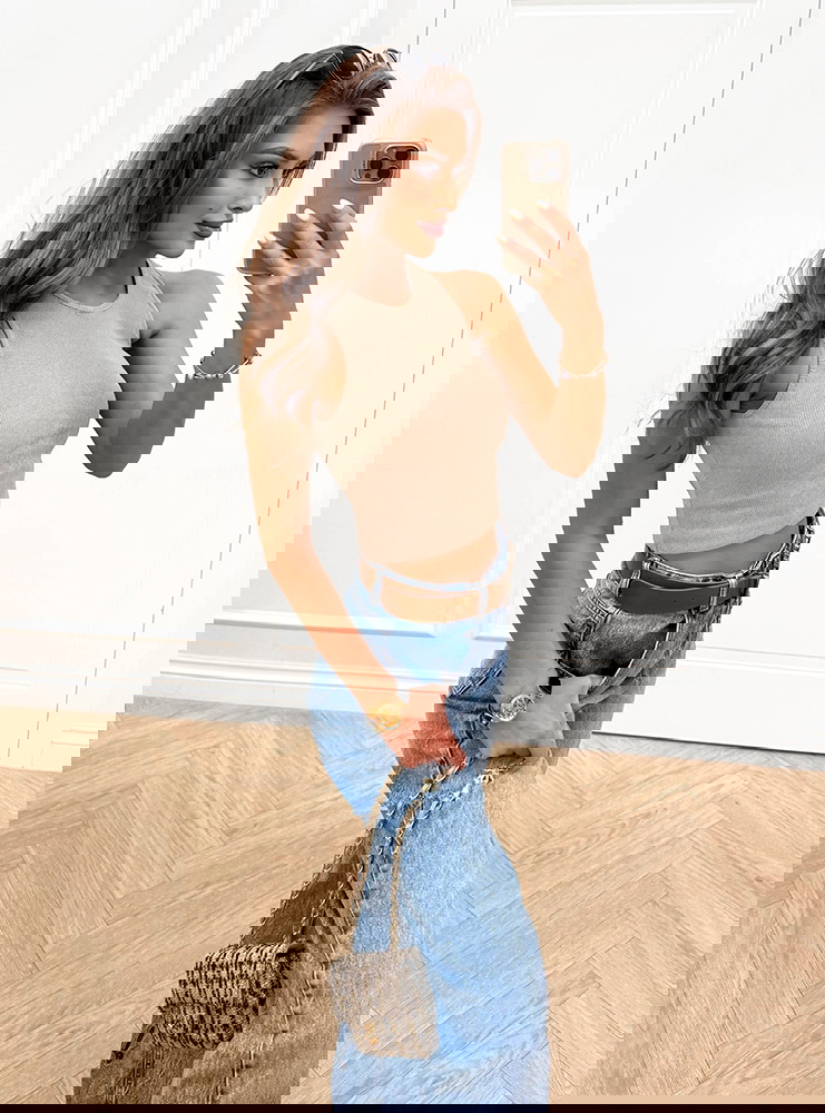 Beżowy prążkowany top na ramiączkach...