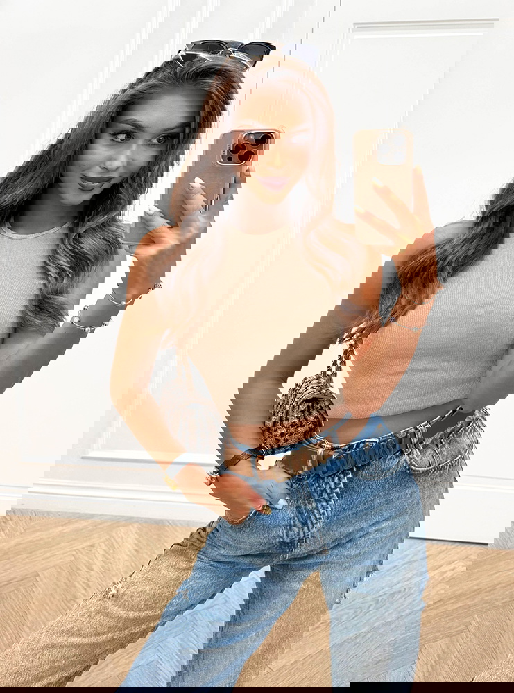 Beżowy prążkowany top na ramiączkach...