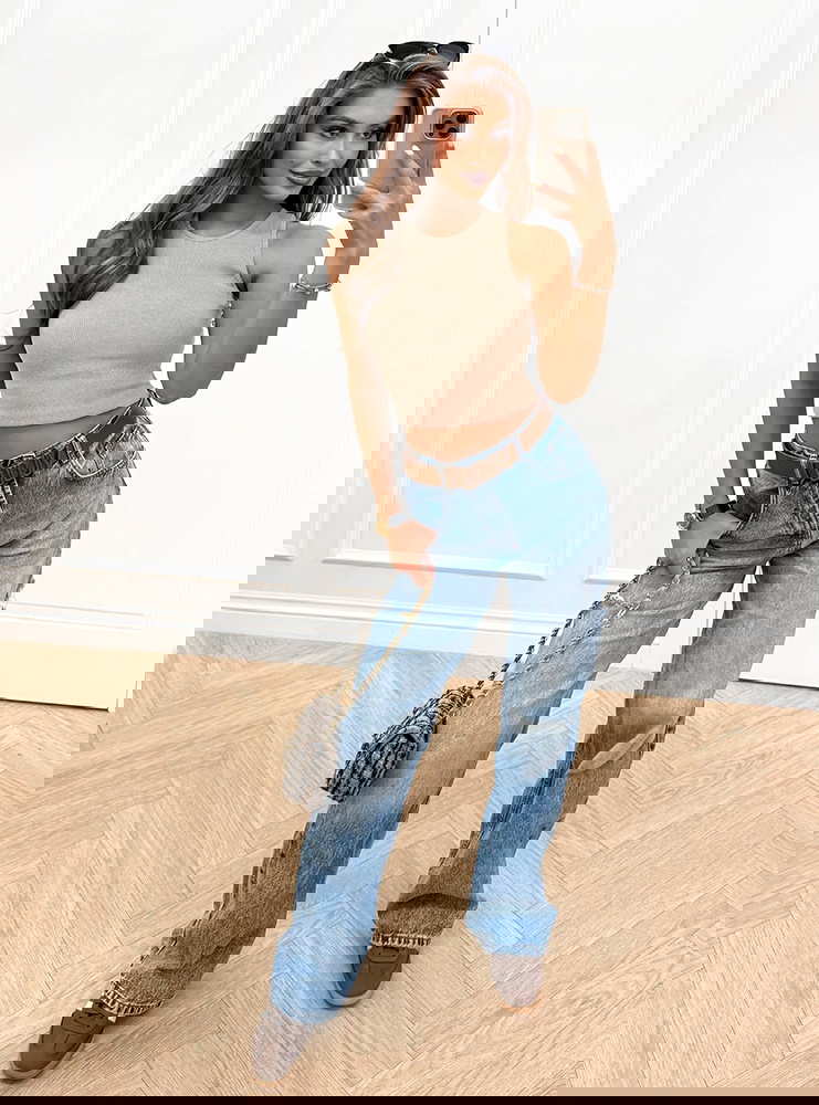 Beżowy prążkowany top na ramiączkach...