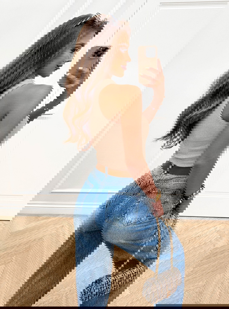 Beżowy prążkowany top na ramiączkach...