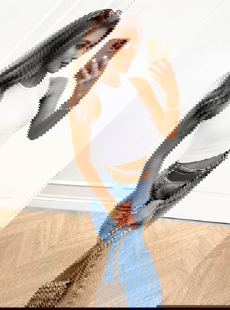 Biały prążkowany top na ramiączkach...