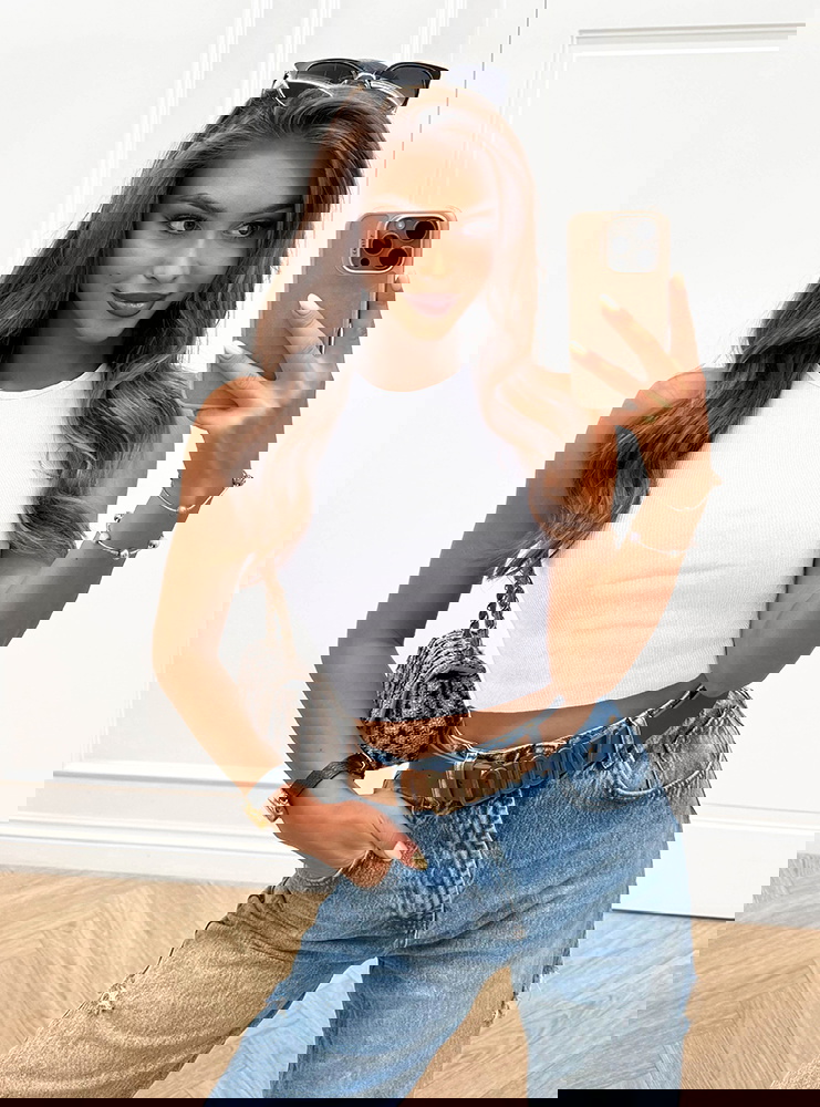 Biały prążkowany top na ramiączkach...