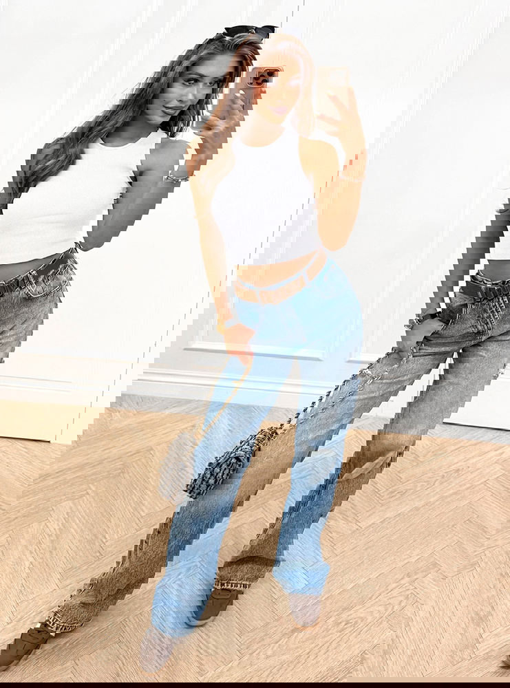 Biały prążkowany top na ramiączkach...