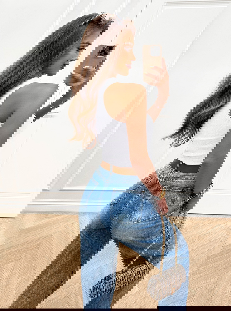 Biały prążkowany top na ramiączkach...