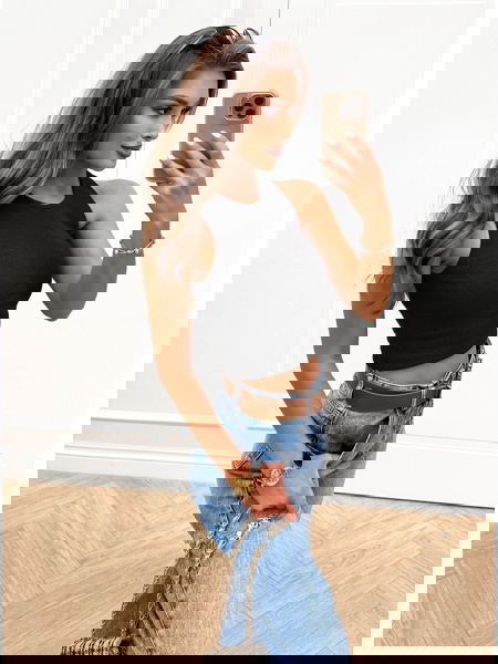 Czarny prążkowany top na...