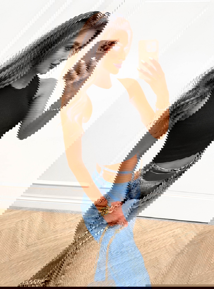 Czarny prążkowany top na ramiączkach...