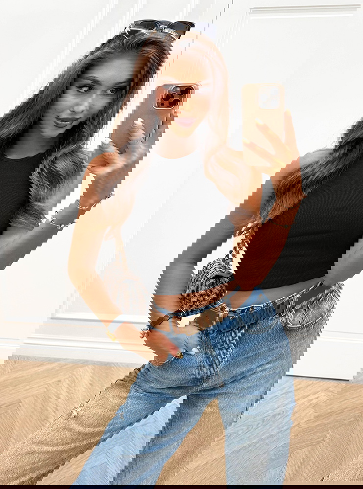 Czarny prążkowany top na ramiączkach...