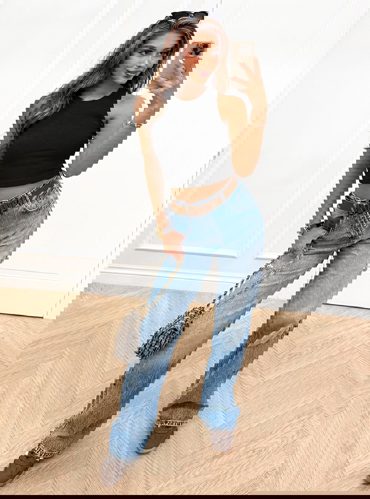 Czarny prążkowany top na ramiączkach...