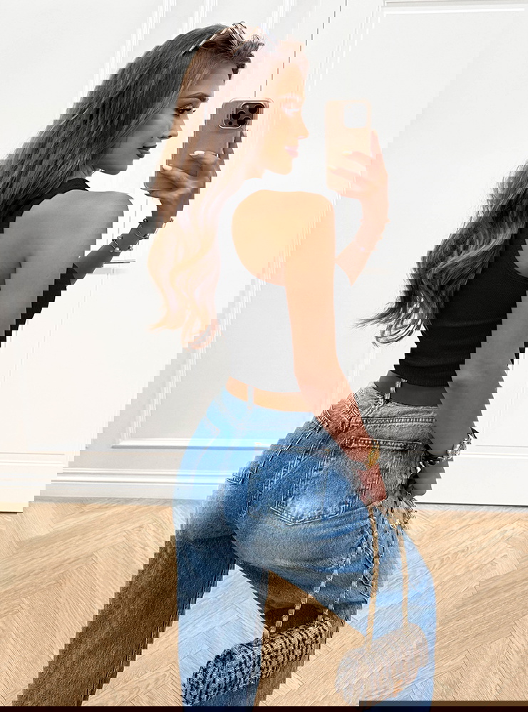 Czarny prążkowany top na ramiączkach...