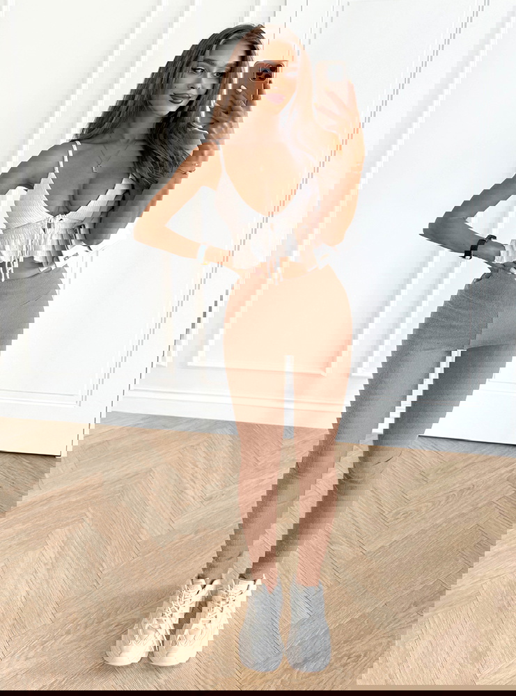 Beżowe prążkowane dopasowane legginsy...