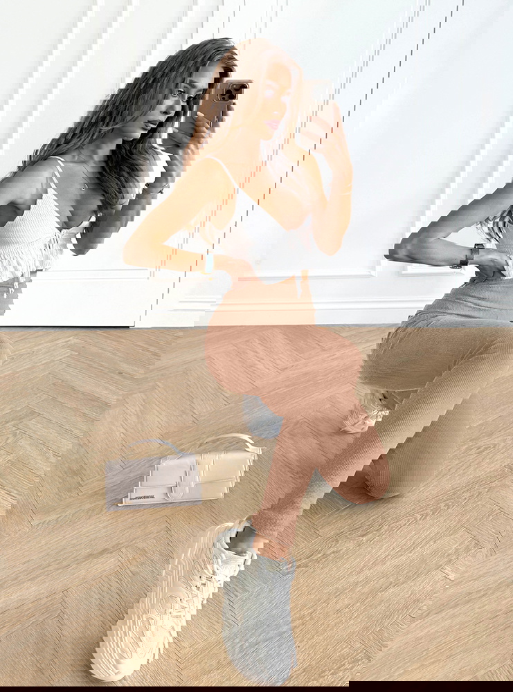 Beżowe prążkowane dopasowane legginsy...