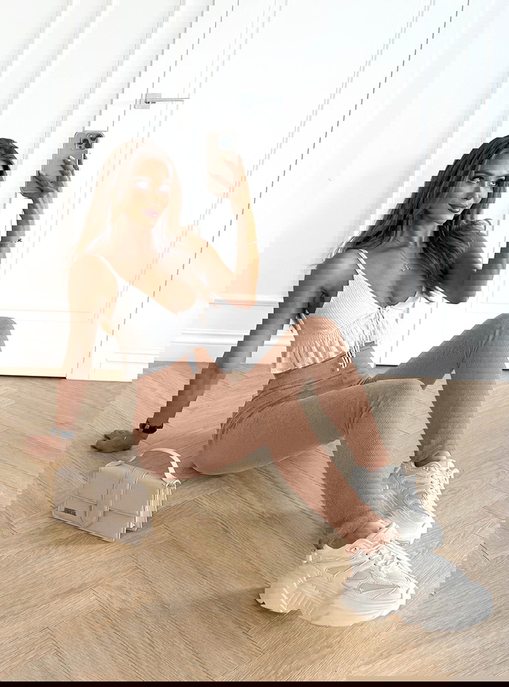 Beżowe prążkowane dopasowane legginsy...