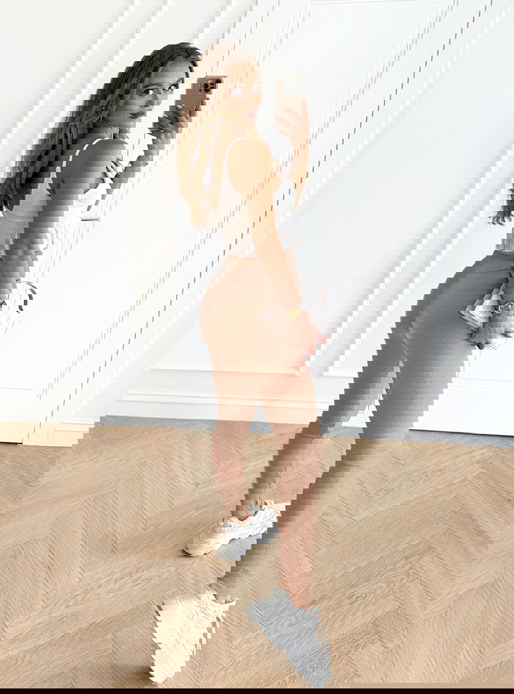 Beżowe prążkowane dopasowane legginsy...