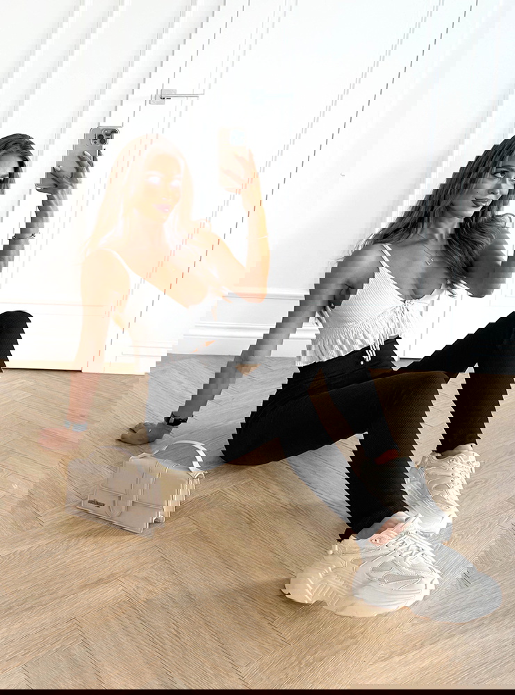 Czarne prążkowane dopasowane legginsy...