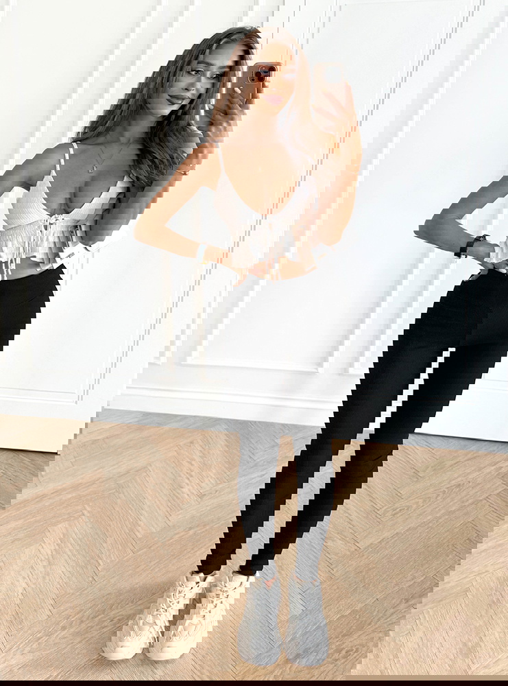 Czarne prążkowane dopasowane legginsy...