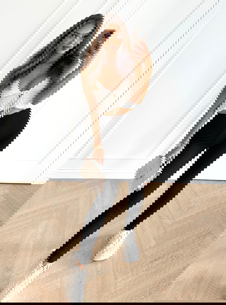 Czarne prążkowane dopasowane legginsy...