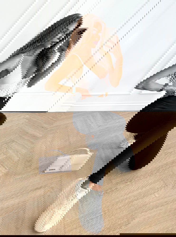 Czarne prążkowane dopasowane legginsy...