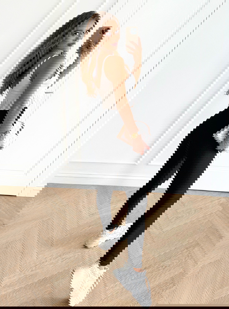 Czarne prążkowane dopasowane legginsy...