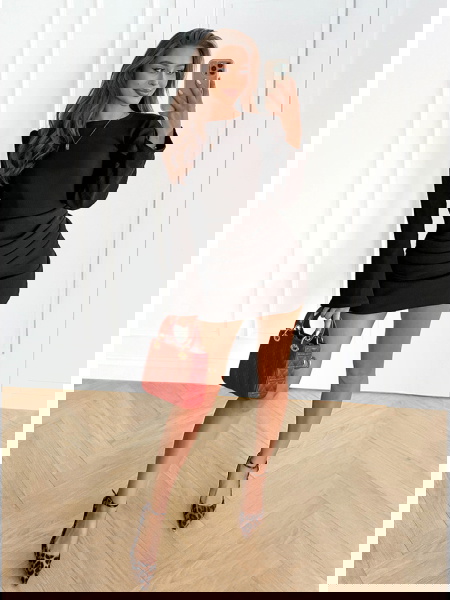 Czarna prążkowana sukienka... 2