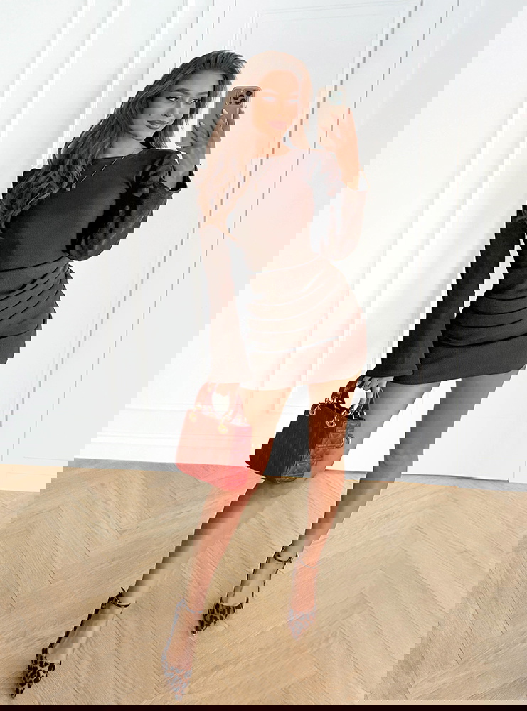 Czekoladowa prążkowana sukienka mini...